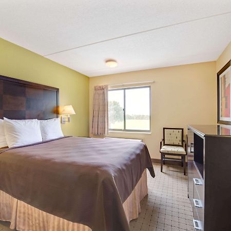 Days Inn & Suites By Wyndham ДеСото Екстериор снимка