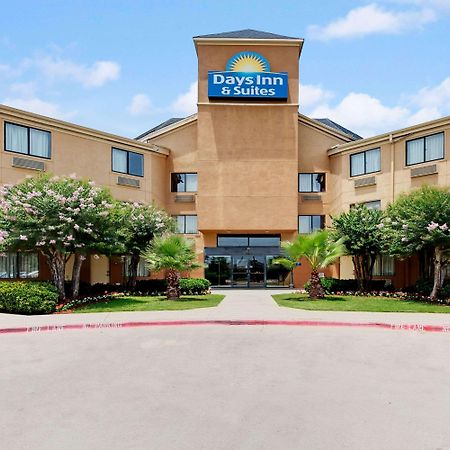 Days Inn & Suites By Wyndham ДеСото Екстериор снимка
