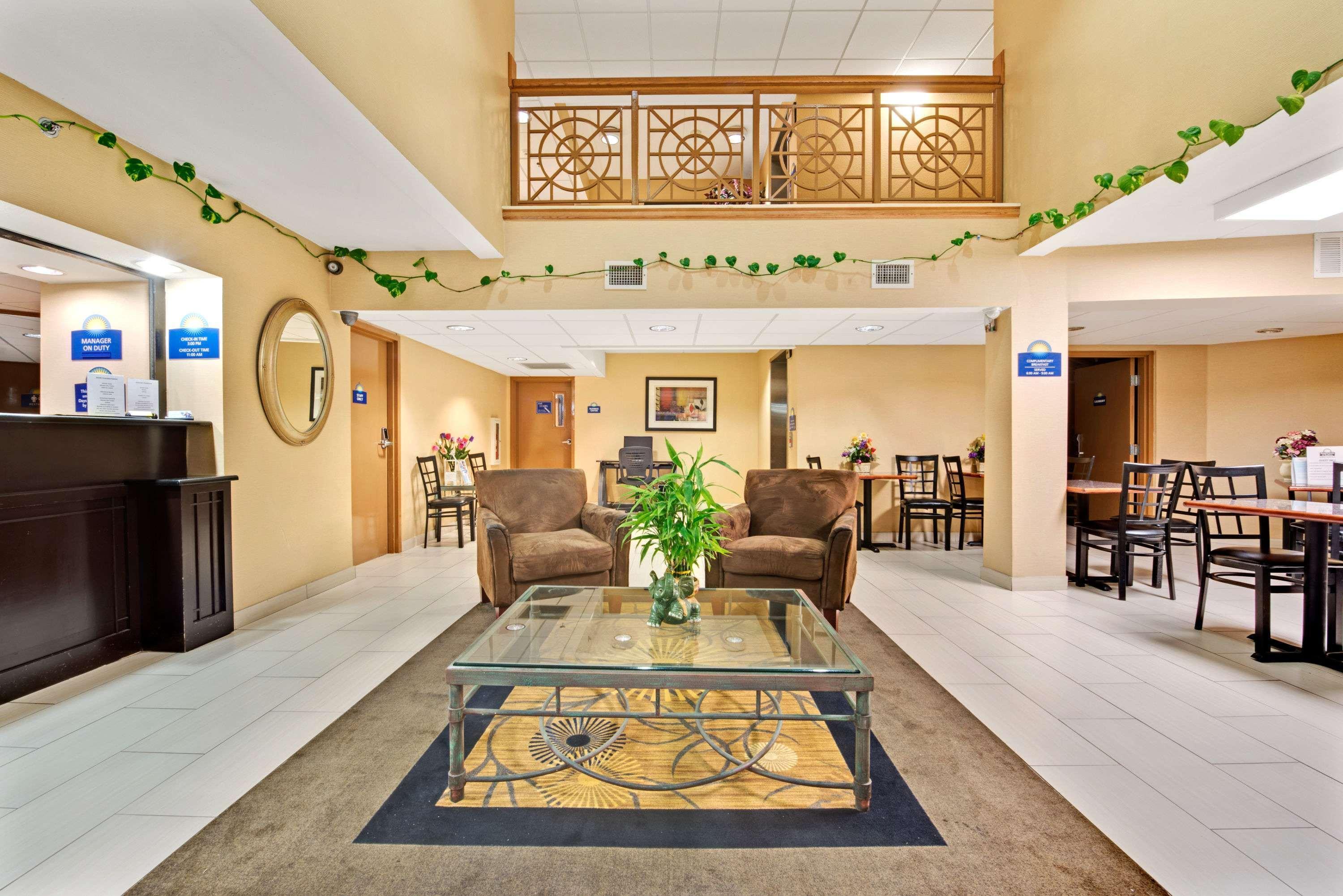 Days Inn & Suites By Wyndham ДеСото Екстериор снимка