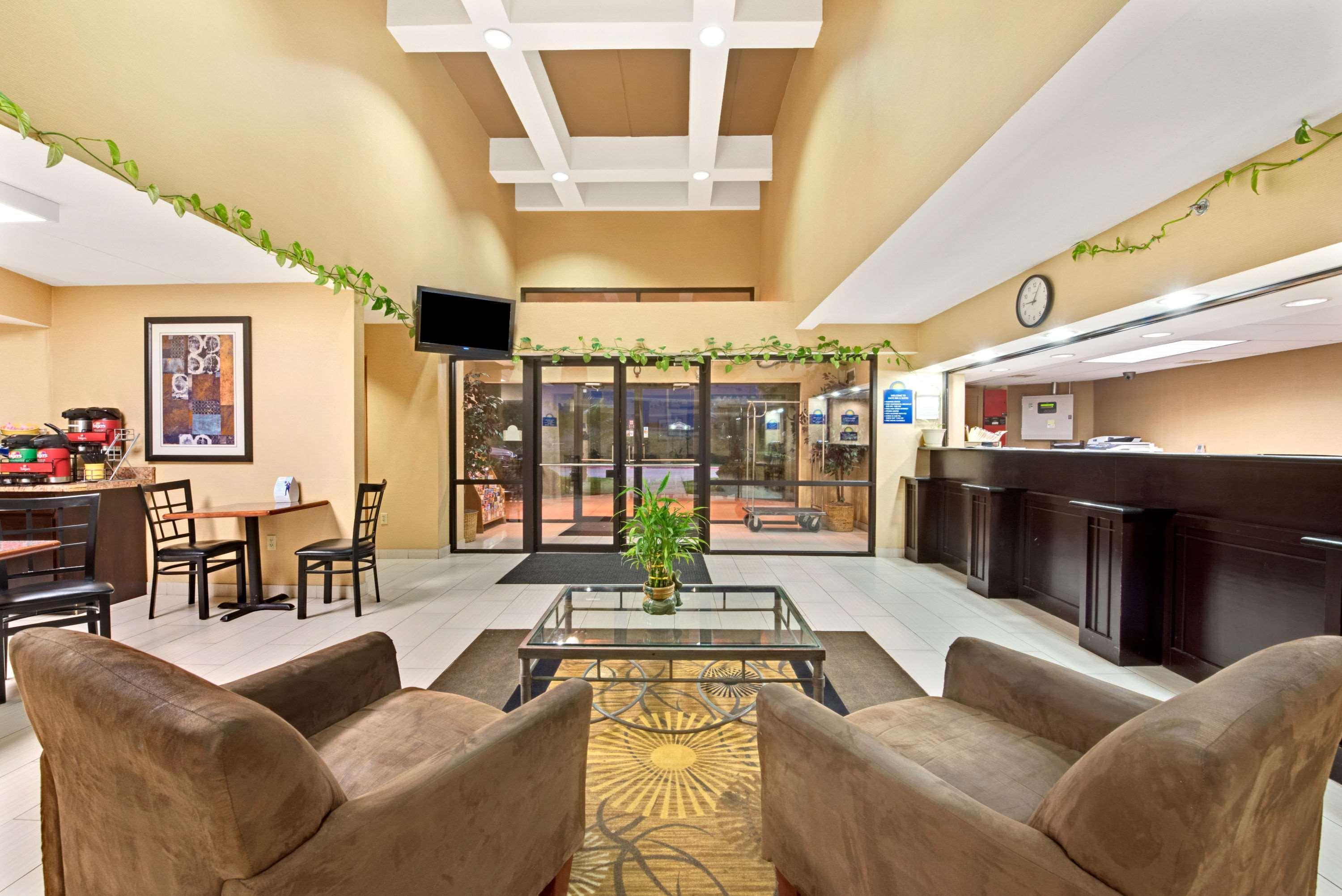Days Inn & Suites By Wyndham ДеСото Екстериор снимка