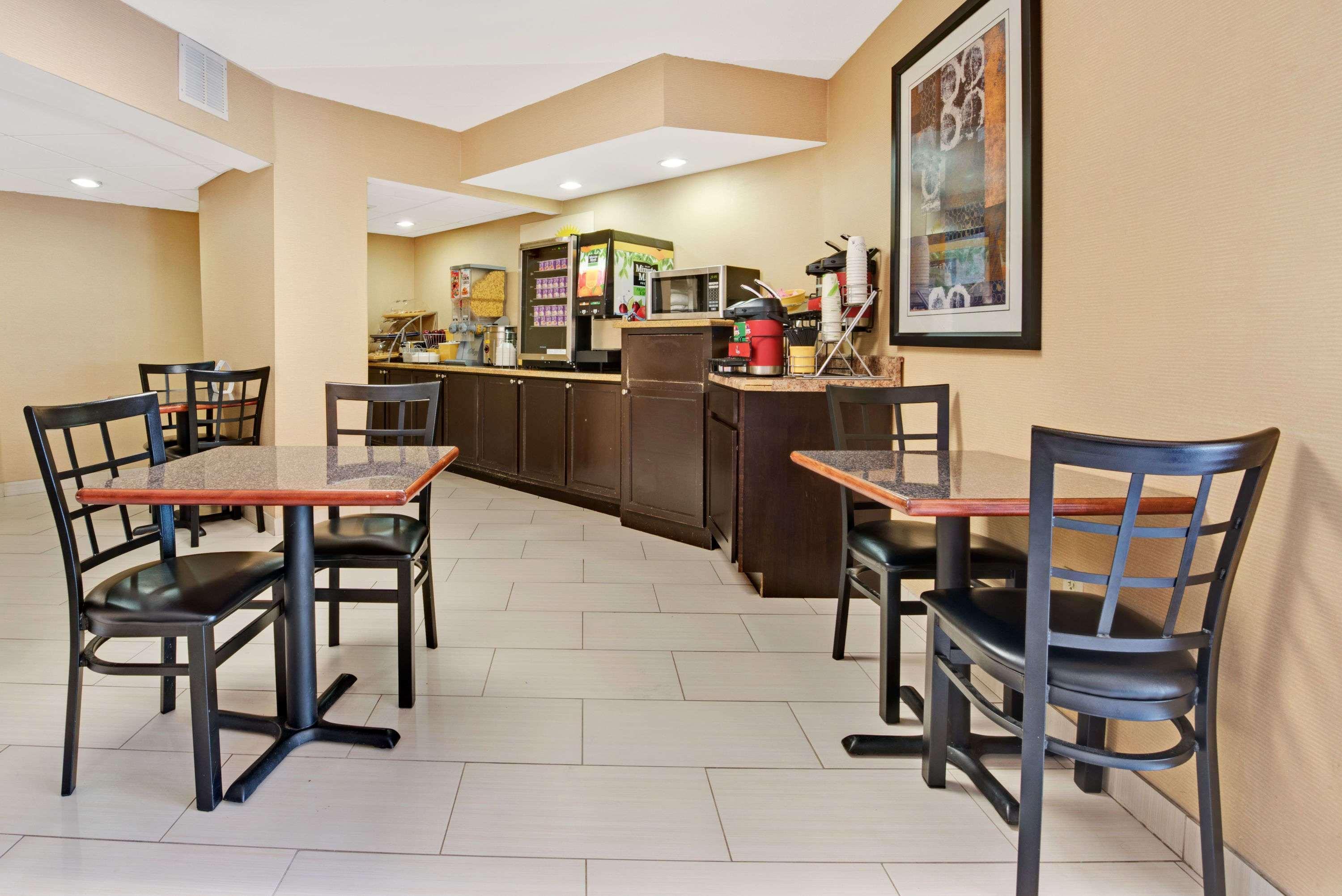 Days Inn & Suites By Wyndham ДеСото Екстериор снимка