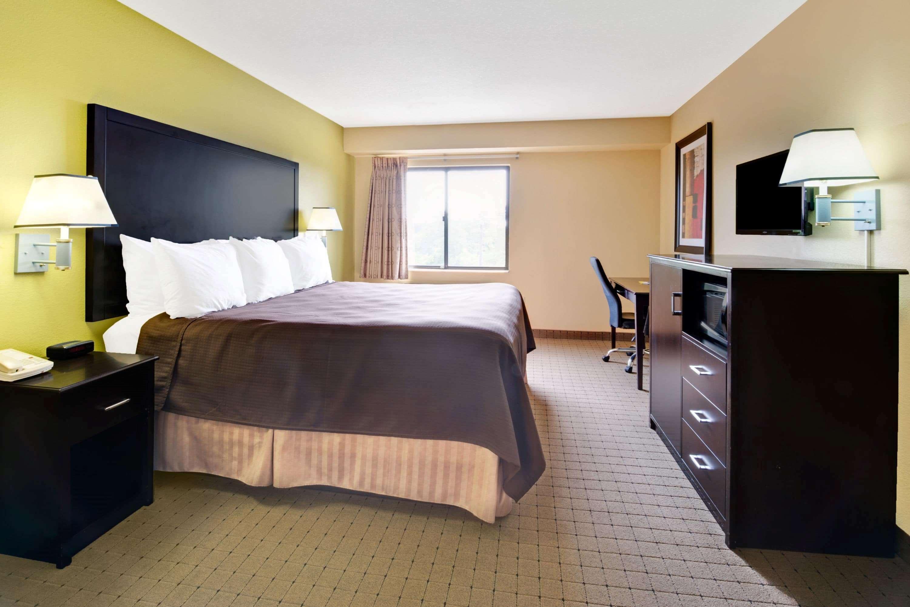 Days Inn & Suites By Wyndham ДеСото Екстериор снимка