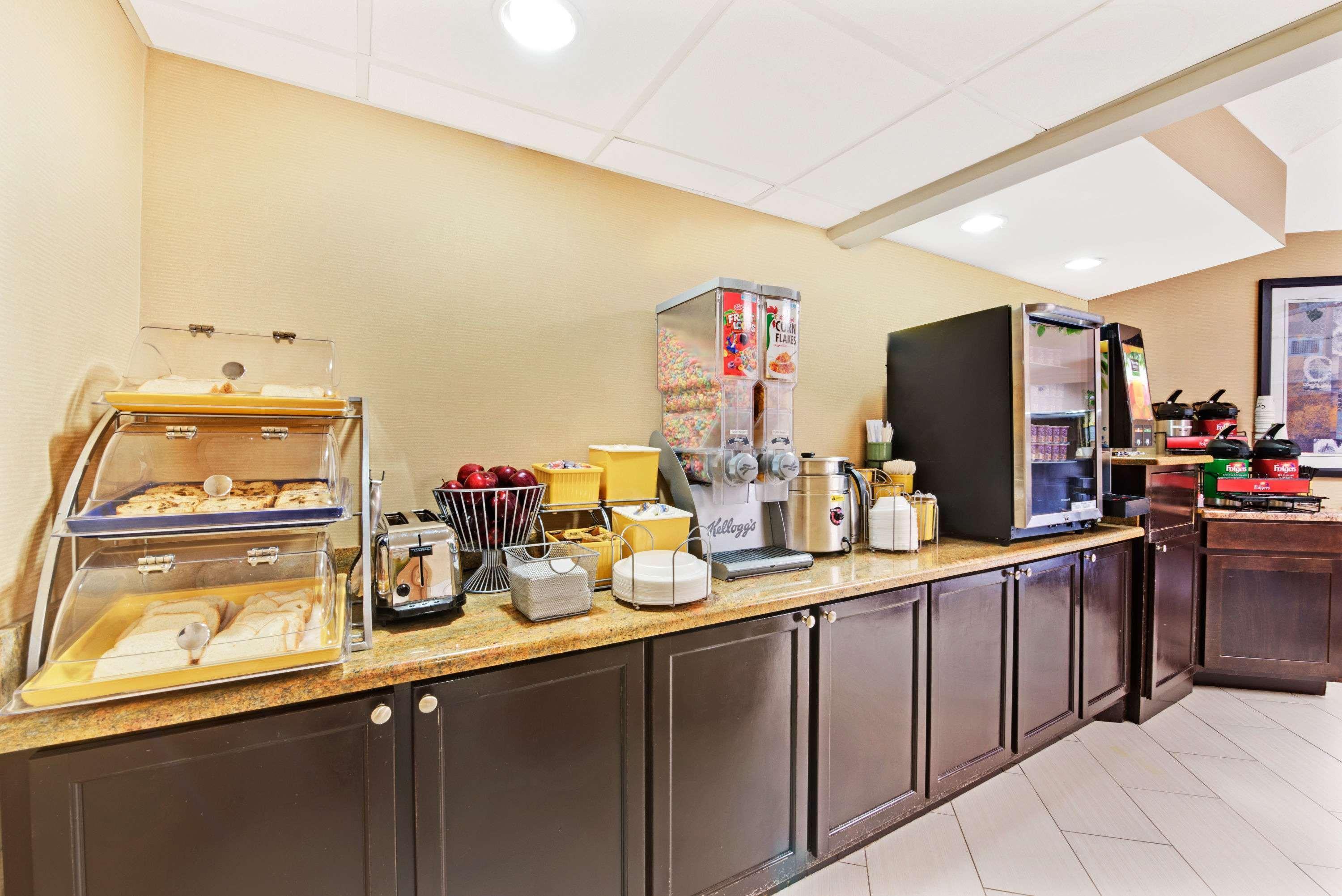 Days Inn & Suites By Wyndham ДеСото Екстериор снимка