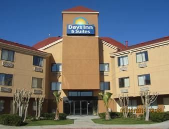 Days Inn & Suites By Wyndham ДеСото Екстериор снимка