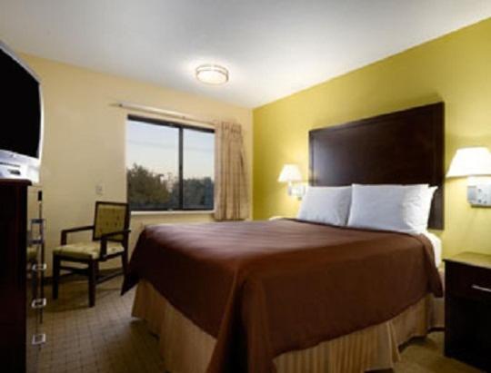 Days Inn & Suites By Wyndham ДеСото Стая снимка